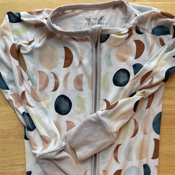 Little Sleepies ‘Luna Neutal’ Zippie - Picture 3 of 6